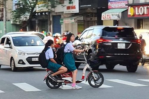 Quản lý học sinh đi xe điện đến trường