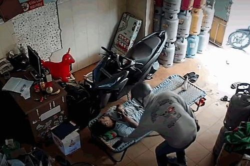 Clip: Nam thanh niên bịt kín mặt, lẻn vào cửa hàng lấy trộm chiếc điện thoại nằm cạnh ông chủ đang ngủ say