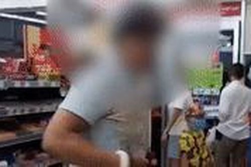Clip: Người đàn ông liên tục chửi bới, đập phá tại cửa hàng tiện lợi trước mặt trẻ nhỏ