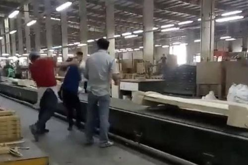 Nam công nhân đánh nữ đồng nghiệp ngất xỉu bồi thường 6 triệu đồng