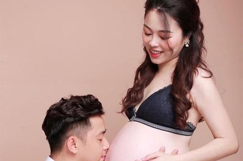 Hằng Túi đăng ảnh bầu viên mãn bên chồng 2, điểm lạ trên bụng bầu lần 5 gây kinh ngạc