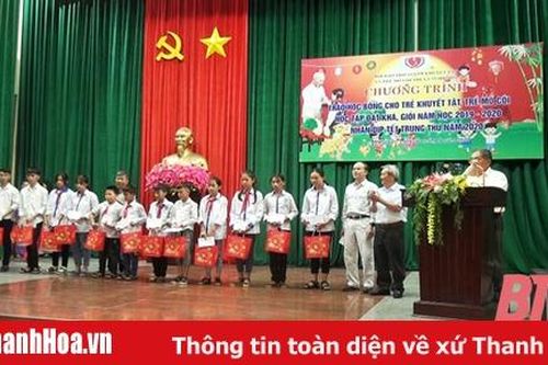 Trao 138 suất học bổng và quà trung thu cho trẻ khuyết tật, trẻ có hoàn cảnh đặc biệt khó khăn