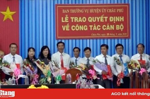 Châu Phú trao quyết định điều động, bổ nhiệm cán bộ