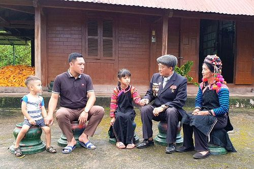 Người Hà Nhì sắt son theo Ðảng