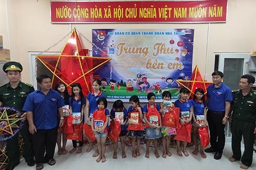 Chi đoàn cơ quan Thành đoàn Nha Trang trao 50 suất quà Trung thu cho thiếu nhi