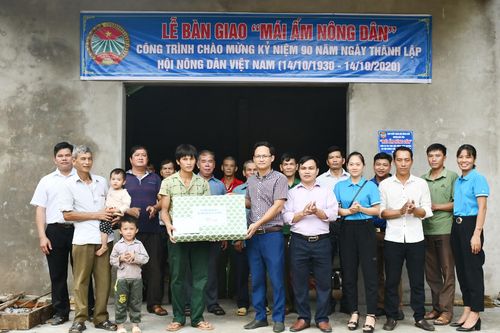 Bàn giao nhà 'Mái ấm nông dân'