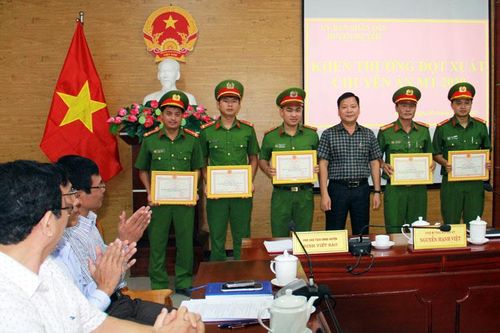 Đạ Tẻh: Khen thưởng đột xuất công an phá thành công án ma túy