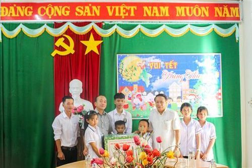 Lãnh đạo tỉnh Quảng Trị thăm, tặng quà cho thiếu nhi nhân dịp tết Trung thu