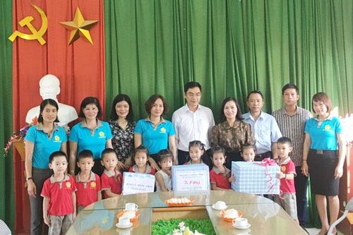 Tặng quà thiếu nhi nhân dịp Tết Trung thu