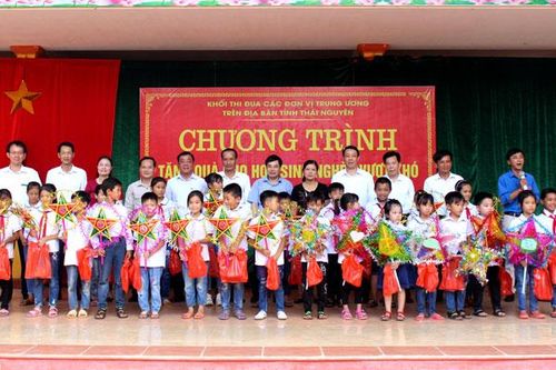 Trao tặng 90 suất quà cho học sinh nghèo vượt khó