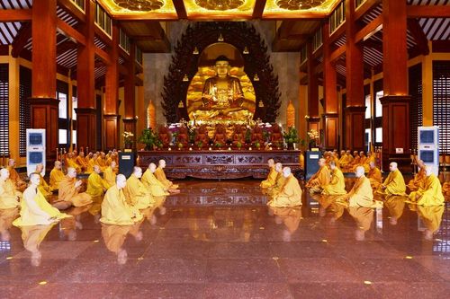 TP.HCM : Chư Tăng TP.HCM bố-tát, thính giới tại Việt Nam Quốc Tự