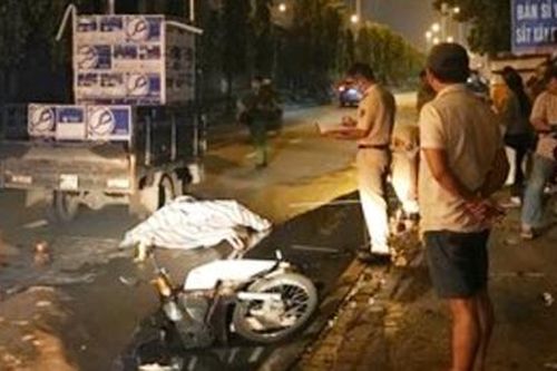 Trượt ngã khi leo lề, bị xe ba gác tông tử vong