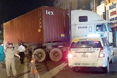 Lạc tay lái, xe đầu kéo gây ra vụ tai nạn liên hoàn