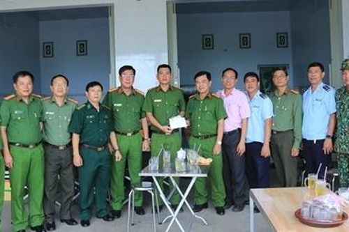 Thăm hỏi, tặng quà các chốt chống buôn lậu trên tuyến biên giới An Giang