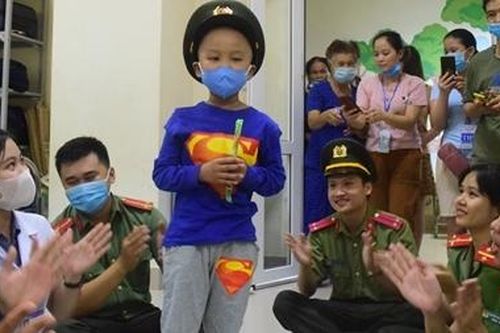 Mang Tết Trung thu đến với bệnh nhi nghèo