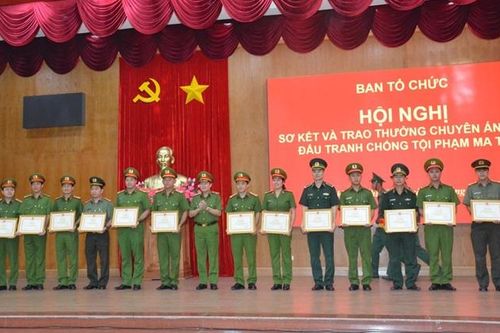 Khen thưởng thành tích khám phá đường dây ma túy lớn qua đường biển