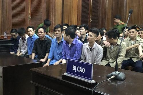 Chiều khách hết mình cả chủ lẫn tớ kéo nhau vào tù