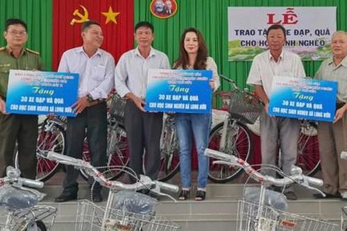 Tặng xe đạp cho học sinh nghèo thị xã Duyên Hải, Trà Vinh