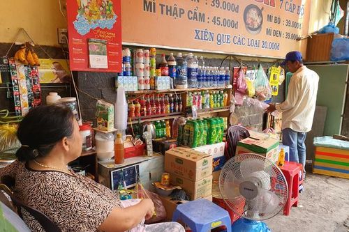 Cụ bà kể chuyện người mẹ xúi con trộm tiền ở cửa hàng tạp hóa