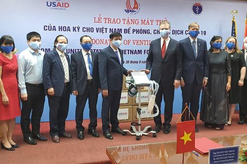 Mỹ trao tặng Việt Nam 100 máy thở hỗ trợ phòng, chống COVID-19