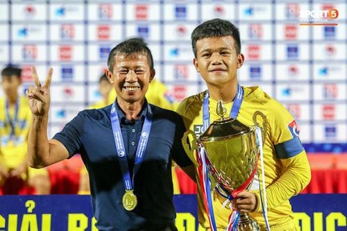 Đeo băng đội trưởng đá chung kết U17 QG trong 12 phút, đàn em Văn Đức giải nghệ
