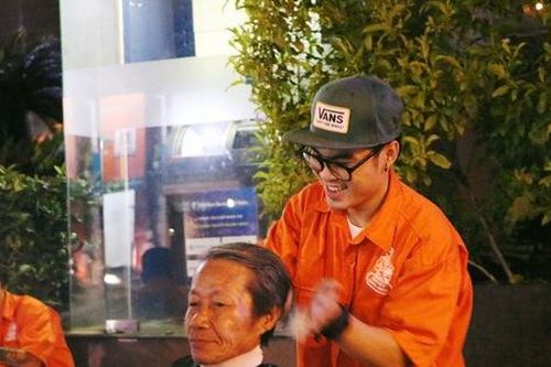 Chàng trai 9X ở Sài Gòn và chiếc xe đạp hớt tóc miễn phí cho người vô gia cư