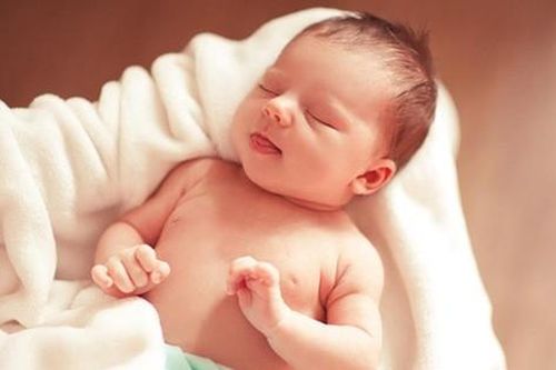 Mẹo nhỏ giúp mẹ bỉm sữa phát hiện dễ dàng những bất thường về hình dáng đầu của con