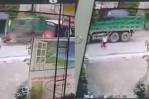 Khoảnh khắc đau lòng: Mẹ ngất xỉu khi chứng kiến con bị ô tô tải tông trực diện trong lúc mải quay đầu xe