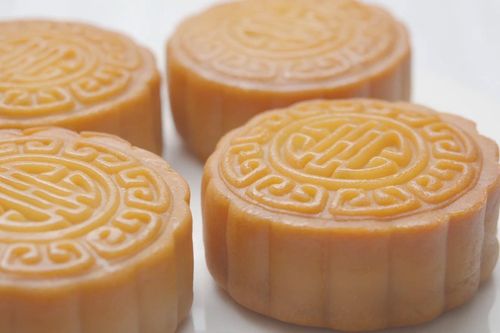 Làm bánh Trung Thu nhân hạt sen trứng