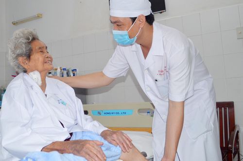 Nữ bệnh nhân ngã gãy xương đùi sau gần 3 tuần thay khớp háng