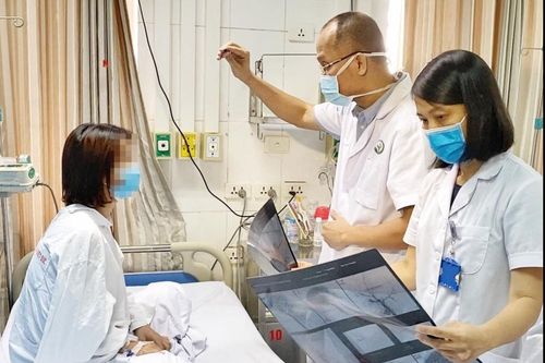 Người phụ nữ suýt bị mù sau khi tiêm filler nâng mũi