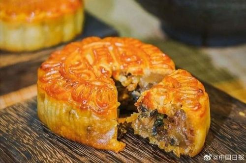Bánh Trung Thu nhân bún ốc hút khách ở Trung Quốc