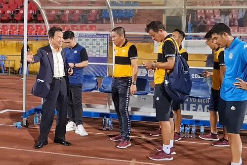 Bầu Hiển chỉ trích HLV Chu Đình Nghiêm không chịu thay đổi lối chơi của Hà Nội FC