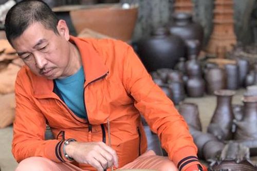 'Kinh gốm' của cha con Lê Thiết Cương: 'Hiện trên mặt gốm kinh và thơ'