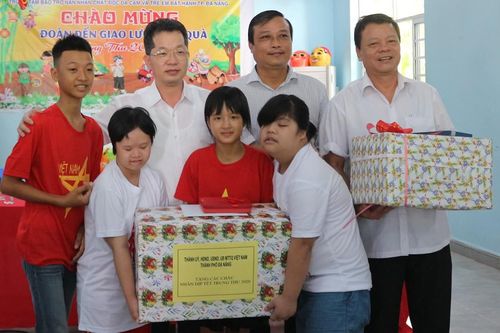 Lãnh đạo TP Đà Nẵng thăm, tặng quà Trung thu cho trẻ em chất độc da cam