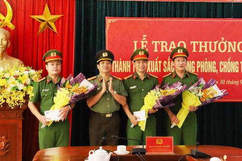 Trao thưởng cho các lực lượng khám phá nhanh vụ án giết người