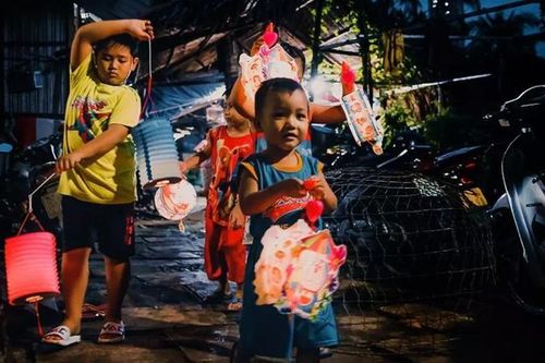 Chùm ảnh đầy ý nghĩa: Sự khác biệt giữa trung thu xưa và nay