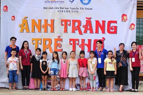 Hàng trăm phần quà, học bổng đến với trẻ quê dịp Trung thu