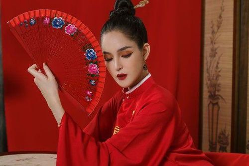 Á hậu Hoàng Anh tái xuất trong thiết kế áo dài cổ phục Việt