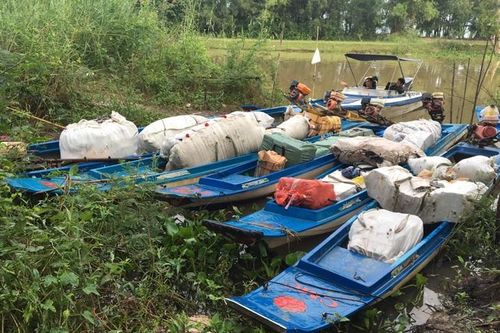 Thu giữ 6 thuyền máy chở hàng lậu trị giá khoảng 500 triệu đồng