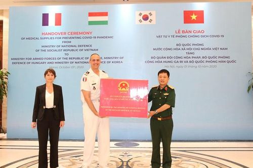 Bộ Quốc phòng Việt Nam trao vật tư y tế tặng quân đội một số nước
