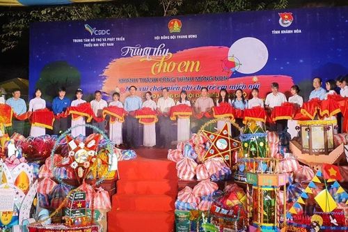 Mang Tết Trung thu đến với trẻ em huyện miền núi Khánh Vĩnh