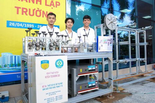 Sinh viên tốt nghiệp với máy sản xuất khẩu trang, máy pha chế tự động