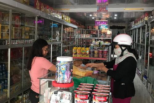 Tiểu thương 'thờ ơ', người tiêu dùng 'mơ hồ' trước thông tin buôn hàng xách tay không hóa đơn có thể bị phạt 200 triệu