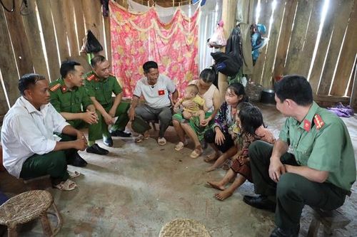 Công an xã ở Mường Nhé, Điện Biên '4 cùng' với dân