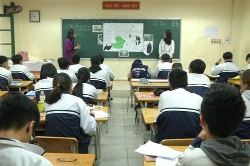 Lạm thu đầu năm: 'Thu tiền mua một bó hoa tặng cô cũng sai quy định'