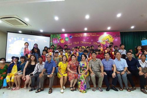 Campuchia: Trẻ em gốc Việt tại Preah Sihanouk vui đón Tết Trung Thu