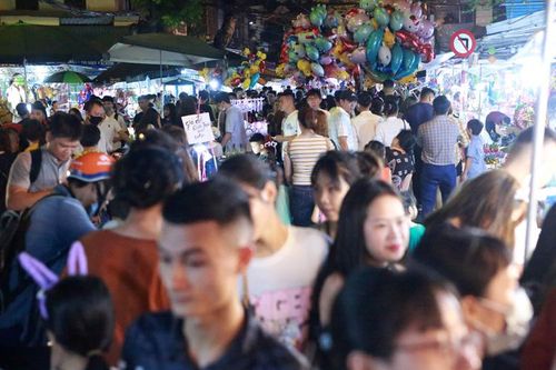 Hàng nghìn người đổ về phố Hàng Mã, Phùng Hưng chơi Trung thu