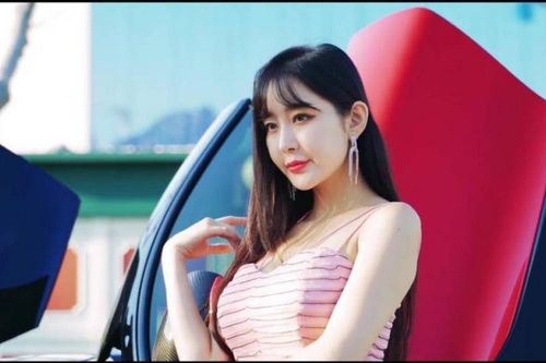 Mỹ nhân kiêu sa tỏa sáng bên xế hộp thu hút mọi ánh nhìn
