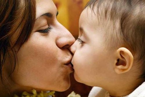 Hôn môi hay mớm cơm cho trẻ cũng có thể làm nhiễm bệnh